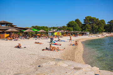 Fažana - oblázková pláž San Lorenzo, Istrie, Chorvatsko