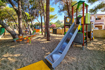 Mandre - dětské hřiště v borovém lesíku nad přístavem, ostrov Pag, Chorvatsko