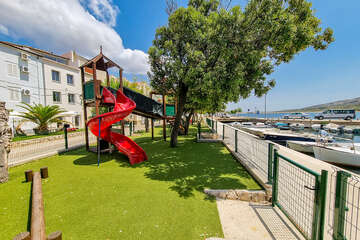 Pag město - dětské hřiště, ostrov Pag, Chorvatsko