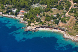 Zavala - pobřeží, letecký pohled  na další z pláží, ostrov Hvar, Chorvatsko