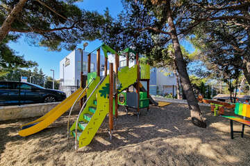 Apartmány Aranka, dětské hřiště v borovém lesíku nad přístavem - 250 m od domu, ostrov Pag, Chorvatsko