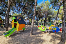 Apartmán Fran, dětské hřiště v borovém lesíku nad přístavem - 350 m od domu, ostrov Pag, Chorvatsko