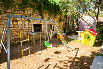 Apartmány Pag 11 - dětské houpačky u domu, město Pag, ostrov Pag, Chorvatsko