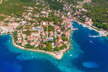 Maslinica - letecký pohled, ostrov Šolta, Chorvatsko