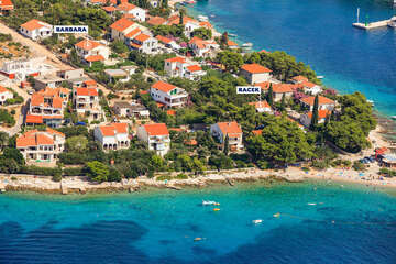 Maslinica - letecký pohled, ostrov Šolta, Chorvatsko