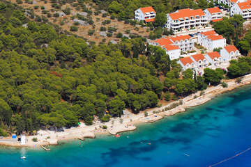 Milna - letecký pohled, ostrov Brač, Chorvatsko