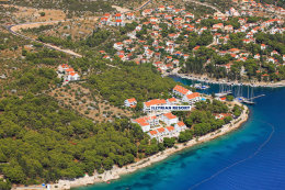 Letovisko Milna - letecký pohled, ostrov Brač, Chorvatsko