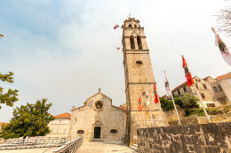 Blato - kostel Všech svatých ze 17st., ostrov Korčula, Chorvatsko