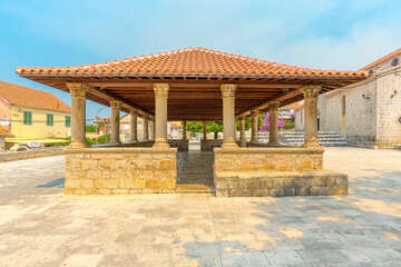 Blato - arkády u kostela Všech svatých, ostrov Korčula, Chorvatsko