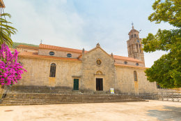 Blato - kostel Všech svatých ze 17.st., ostrov Korčula, Chorvatsko
