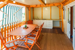 Mobilhome Klanac M2 - letní kuchyně na terase, Tkon, ostrov Pašman, Chorvatsko