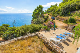 Apartmán Vlaho II - terasa s lehátky a krásným výhledem na moře, jižní zátoky, ostrov Hvar, Chorvatsko