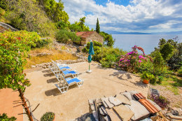 Apartmán Vlaho II - terasa s lehátky a krásným výhledem na moře, jižní zátoky, ostrov Hvar, Chorvatsko