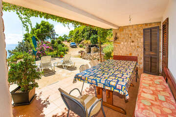 Apartmán Vlaho II - terasa (foto před výměnou oken a zahradního nábytku), jižní zátoky, ostrov Hvar, Chorvatsko