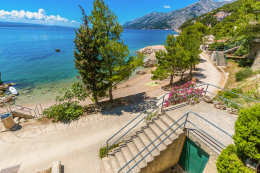 Apartmány Ivana - schodiště k pláži, Brela, Makarská riviéra, Chorvatsko