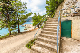 Apartmány Ivana - schody k pláži, Brela, Makarská riviéra, Chorvatsko