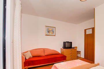 A2 - apartmány Toni (starší foto), TV již není v ložnici, Podgora, Chorvatsko