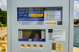 Mandre - placené parkoviště v přístavišti, ostrov Pag, Chorvatsko