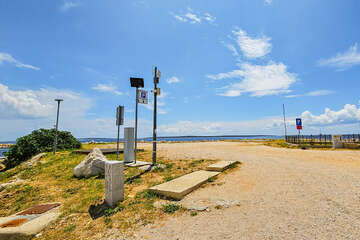 Mandre - placené parkoviště v přístavišti, ostrov Pag, Chorvatsko