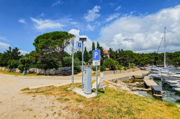 Mandre - placené parkoviště v přístavišti, ostrov Pag, Chorvatsko