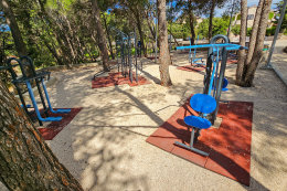 Mandre - hřiště pro dospělé v borovém lesíku nad přístavem, ostrov Pag, Chorvatsko