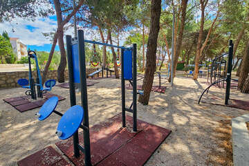 Mandre - hřiště pro dospělé v borovém lesíku nad přístavem, ostrov Pag, Chorvatsko