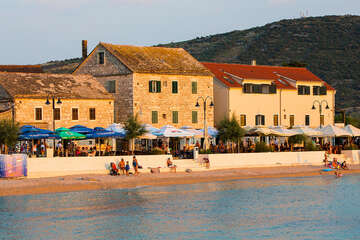 Oblázková pláž Mala Raduča 100 m od domu Petrus, Primošten, Šibenická riviéra, Chorvatsko