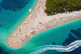 Oblázková pláž Zlatni rat 1,5 km od apartmánů Ocean, Bol, ostrov Brač, Chorvatsko