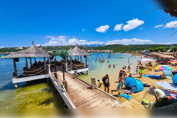 Písečná pláž Planjka, Stará Novalja, ostrov Pag, Chorvatsko