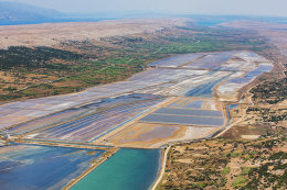 Solná jezera dnes - letecký pohled, Pag město, ostrov Pag, Chorvatsko
