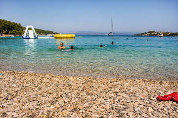 Stomorska - oblázková pláž Afrika, ostrov Šolta, Chorvatsko