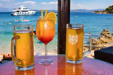 Stomorska - bar u pláže Afrika, ostrov Šolta, Chorvatsko