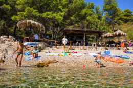 Stomorska - oblázková pláž a bar Afrika, ostrov Šolta, Chorvatsko