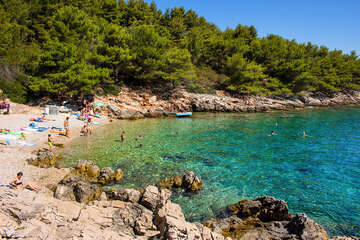 Stomorska - oblázková pláž Afrika, ostrov Šolta, Chorvatsko