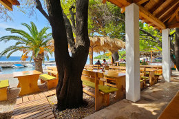 Živogošče - Blato - restaurace a kavárna na promenádě, Makarská riviéra, Chorvatsko