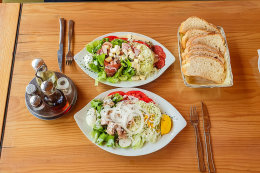 Živogošče - Blato - oběd v restauraci na promenádě, Makarská riviéra, Chorvatsko