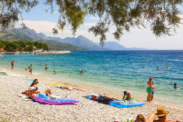 Živogošče Blato - oblázkové pláže, Makarská riviéra, Chorvatsko