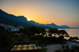 A1 - apartmány Živogošče 11 - pohled z terasy před svítáním, Živogošće - Blato, Makarská riviéra, Chorvatsko