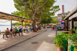 Živogošče - Blato - restaurace na promenádě, Makarská riviéra, Chorvatsko
