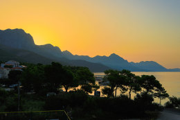 Živogošče - Blato - východ slunce z terasy apartmánu domu Živogošće 11, Makarská riviéra, Chorvatsko