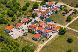 Privlaka - letecký pohled na apartmány v jihovýchodní části, Zadarská riviéra, Chorvatsko