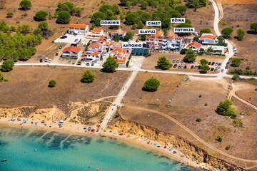 Privlaka - letecký pohled na písečnou pláž v jihovýchodní části letoviska, Zadarská riviéra, Chorvatsko