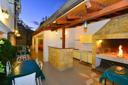 Apartmány Maćina - společné pození u domu, Živogošće-Blato, Makarská riviéra, Chorvatsko