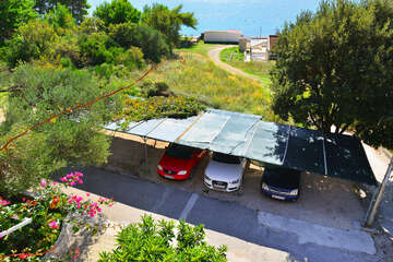 Apartmány Maćina - parkoviště a cestička k pláži, Živogošće-Blato, Makarská riviéra, Chorvatsko