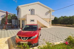 Apartmány Dobropoljana, společné parkoviště pro A1, A2, A3, Dobropoljana, ostrov Pašman, Chorvatsko