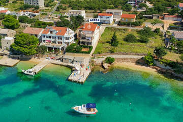 Apartmány Astor - letecký pohled, Stará Novalja, ostrov Pag, Chorvatsko