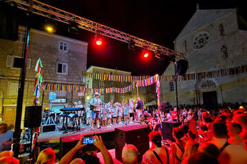 Letní karneval ve městě Pag, ostrov Pag, Chorvatsko