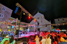 Letní karneval ve městě Pag, ostrov Pag, Chorvatsko