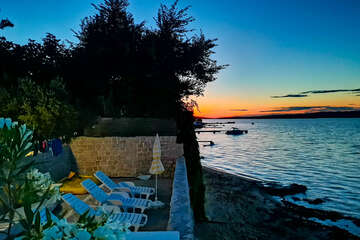 Apartmány Esperanza - společná terasa s posezením a lehátky, Tkon, ostrov Pašman, Chorvatsko