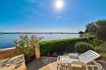 Apartmány Esperanza - společná terasa s posezením a lehátky, Tkon, ostrov Pašman, Chorvatsko